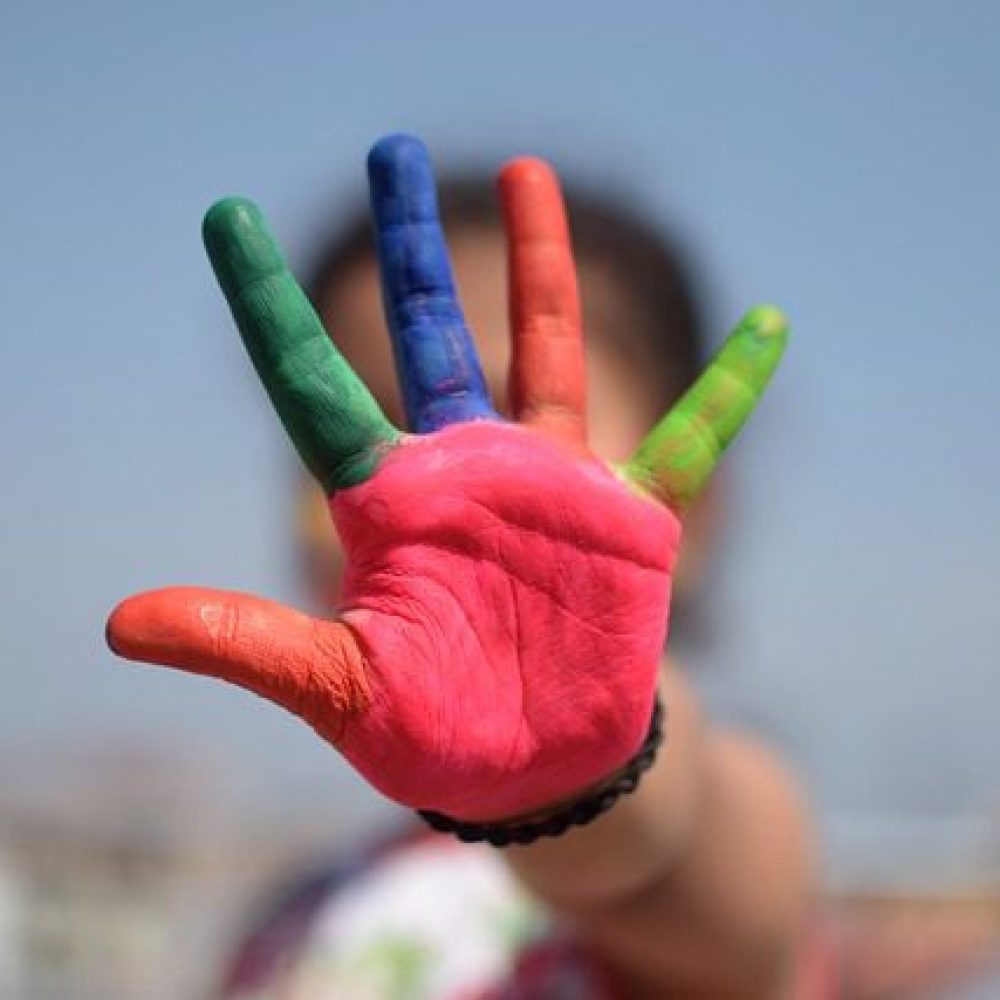 Eine Hand die farblich bemalt ist, 5 Finger, Titel